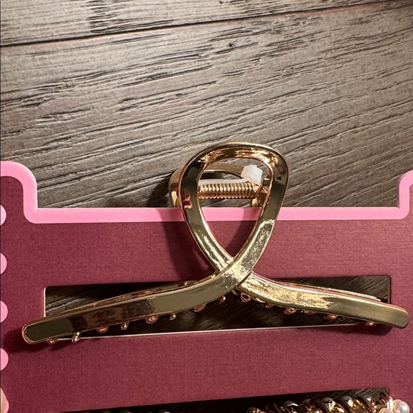 Sunday State Gold and Pearl Hair Clips - Picture 3 of 5